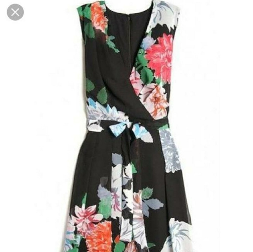 Vneck floral dress 🌷